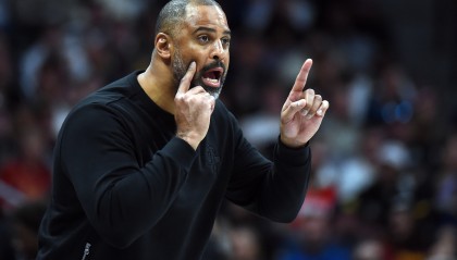 记者：乌度卡知道自己必须变 弃用阿隆·霍勒迪 启用了JD·戴维森